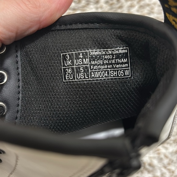 Dr. Marten youth girls patent leather white lace up boots 4 - Picture 3 of 9